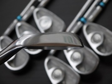 ムジーク オンザスクリュー ディープインパクト キャビティ アイアン